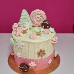 Hippe drip taart met macarons en merengue schuimpjes.  drip macaron/merenque