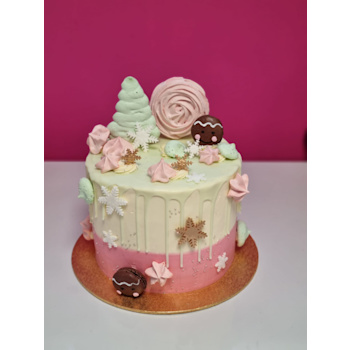 Hippe drip taart met macarons en merengue schuimpjes.  drip macaron/merenque