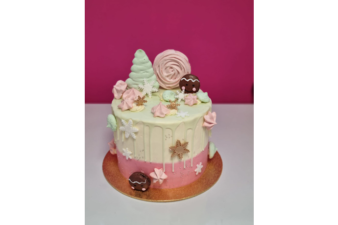 Hippe drip taart met macarons en merengue schuimpjes.  drip macaron/merenque