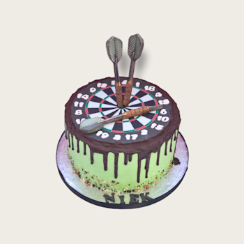 Deze dart taart is extra speciaal door de bijzondere pijlen op de taart. dart taart