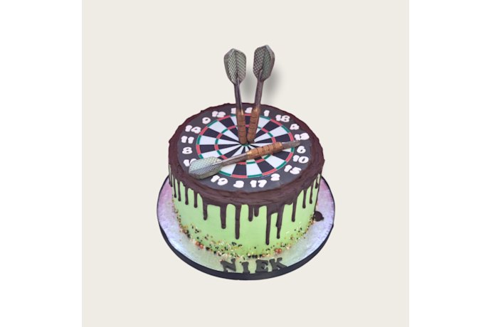Deze dart taart is extra speciaal door de bijzondere pijlen op de taart. dart taart