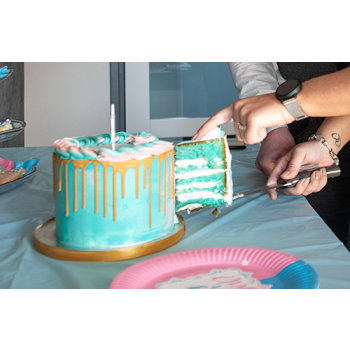 Gender reveal taart met blauwe binnenkant Gender revel drip taart blauw