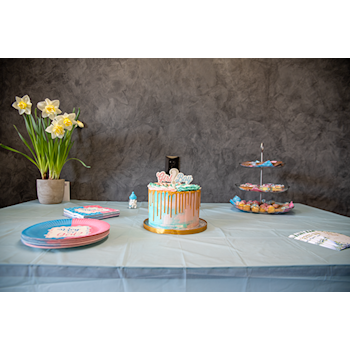 De leukste gender reveal taart op een sweets table. Gender reveal drip taart op sweets table