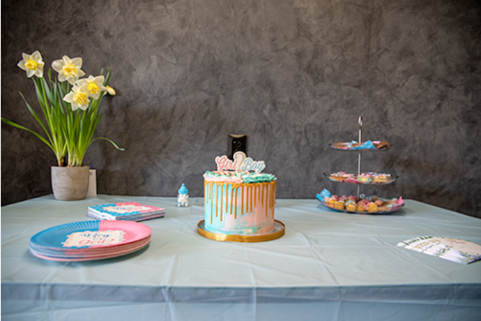 De leukste gender reveal taart op een sweets table. Gender reveal drip taart op sweets table