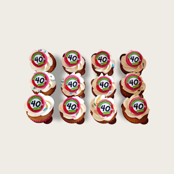 Een heerlijk luchtige cupcake met smaakvolle toef en gepersonaliseerd fondant schildje.  Mini cupcake met fondant schildje