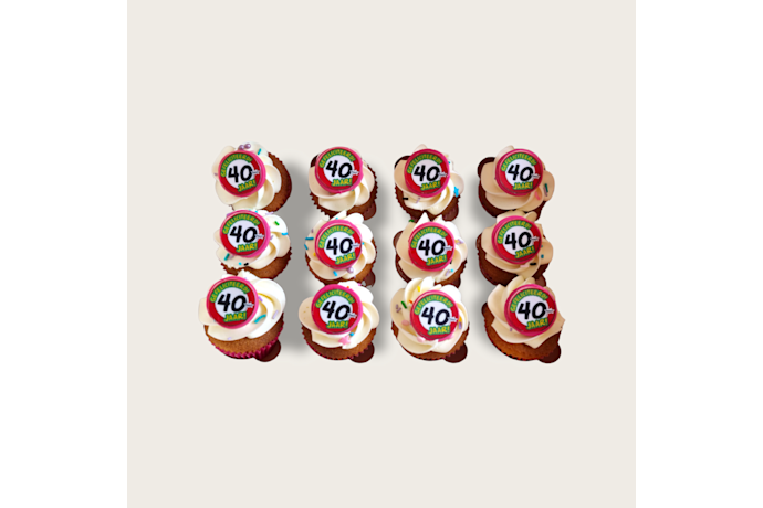 Een heerlijk luchtige cupcake met smaakvolle toef en gepersonaliseerd fondant schildje.  Mini cupcake met fondant schildje