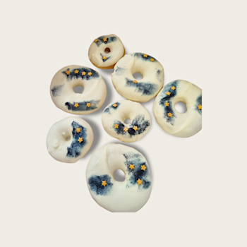 Heerlijke zachte donuts gedoopt in een laagje chocolade en naar wens gedecoreerd. donuts