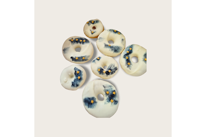 Heerlijke zachte donuts gedoopt in een laagje chocolade en naar wens gedecoreerd. donuts