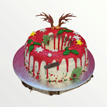 Een royale kerst krans taart met decoratie van chocolade, creme en fondant. kerst krans taart