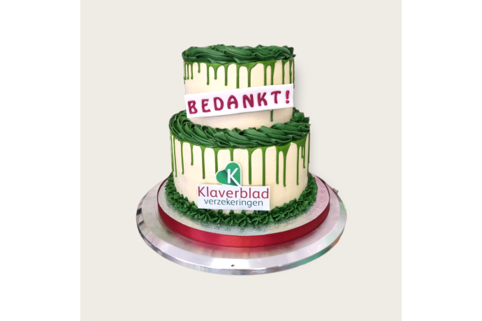 Een bedrijfstaart met drip, crème decoratie en logo naar wens. bedrijfstaart 2