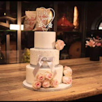 Bruidstaart met prachtige strik en echte rozen. De topper is optioneel. Bruidstaart