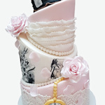 Een mooie topsy turvy bruidstaart in Alice in Wonderland thema Topsy Turvy Bruidstaart