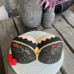 Keurig gedecoreerde borsten taart. Borsten taart