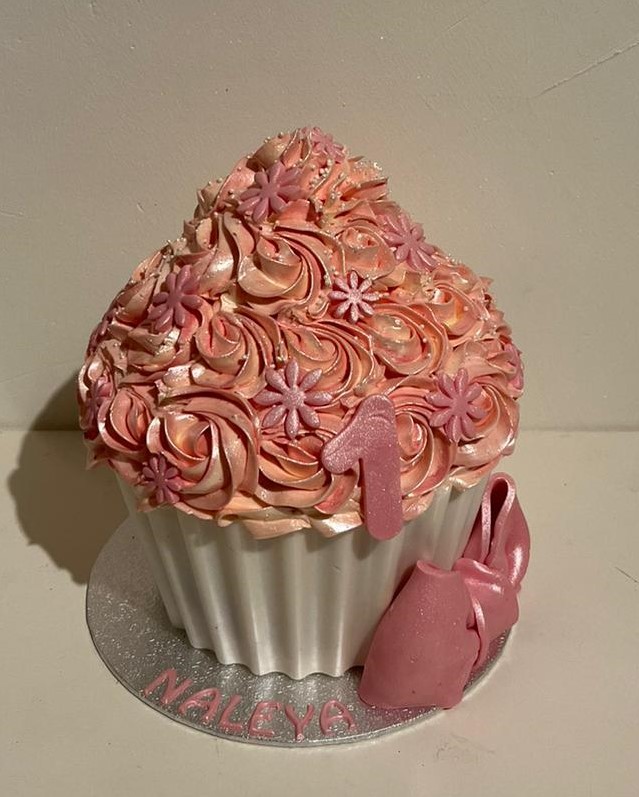 Roze smash met strik en bloemen