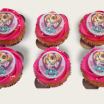 Luchtige cupcake met heerlijke toef en plaatje naar wens. cupcakes met plaatje