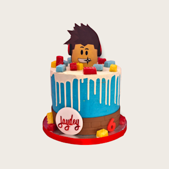 Prachtige drip taart in de kleur blauw en met eetbare blokjes. Blauwe Roblox taart