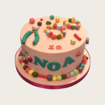 Vrolijke taart met fondant kralen en bijnodigdheden. armbandjes taart