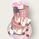 Rose roze drip taart met oreo en roze rozen. roze oreo rozen