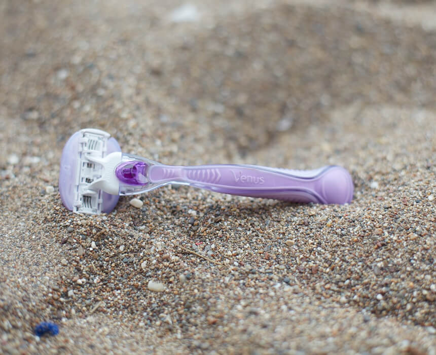 Refillable razor Gillette Venus Comfortglide Breeze on the sand.