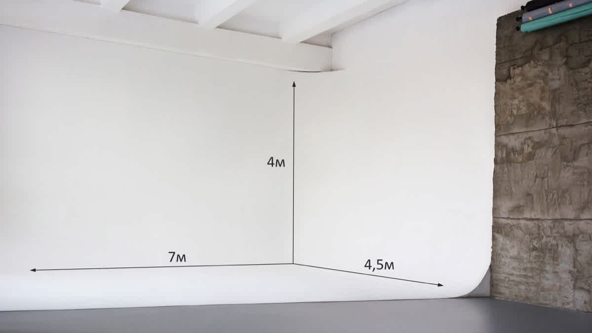 Студия 80, с большой угловой циклорамой 7м × 4м × 4.5м вылет