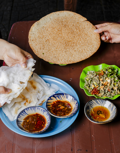 Break rice crackers and new foods at streetside stalls