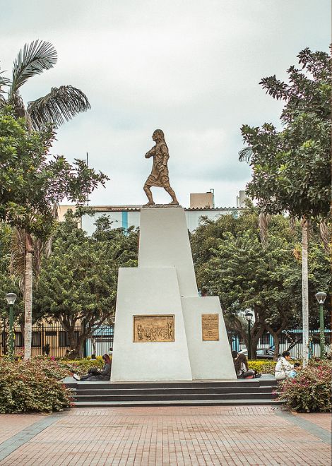 Begin your evening in historic Plaza Túpac Amaru.