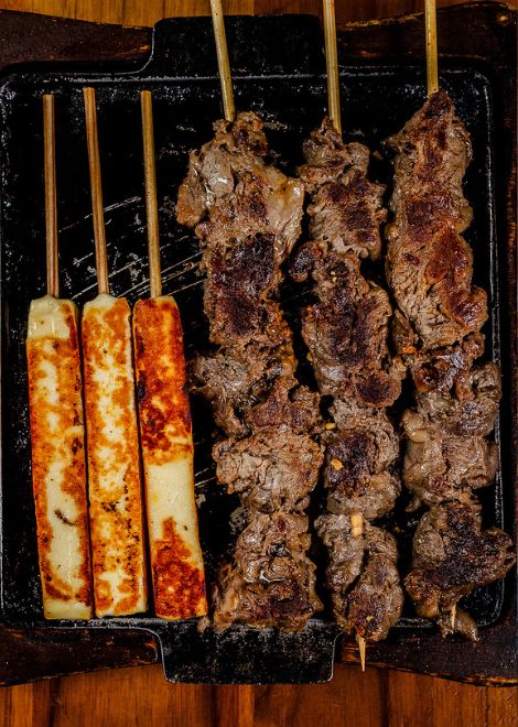 Espedinho de carne beef skewers with toasted cassava farrofa