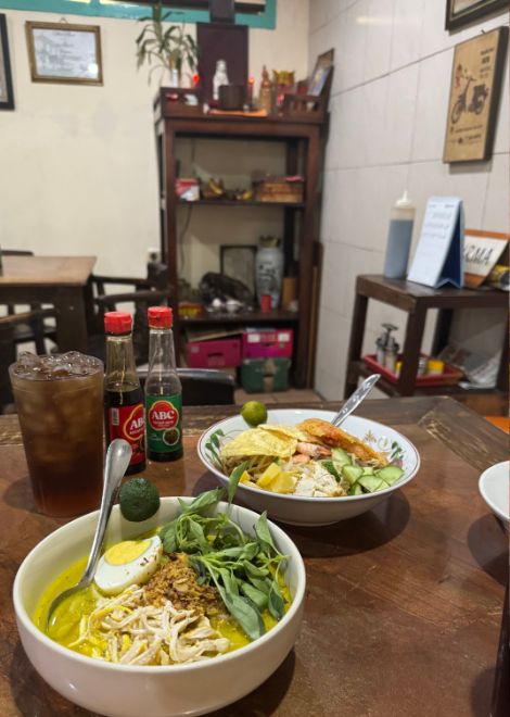 Creamy laksa ayam paired with refreshing fermented iced tea.