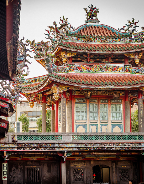 Take a photo of the stunning Lungshan Temple