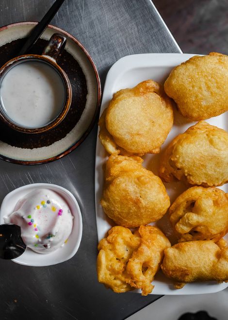 Crispy plantain fritters, cloud-like guava meringue and creamy morocho.