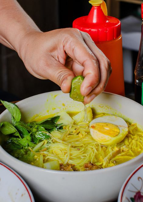 A squeeze of lime on aromatic laksa ayam.