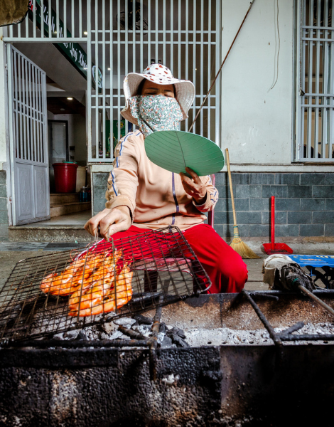 Whiteleg shrimp grilled with tradition in this coastal city