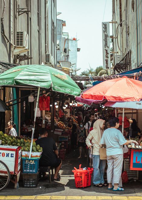Immerse yourself in the sights, sounds and street eats of Glodok.