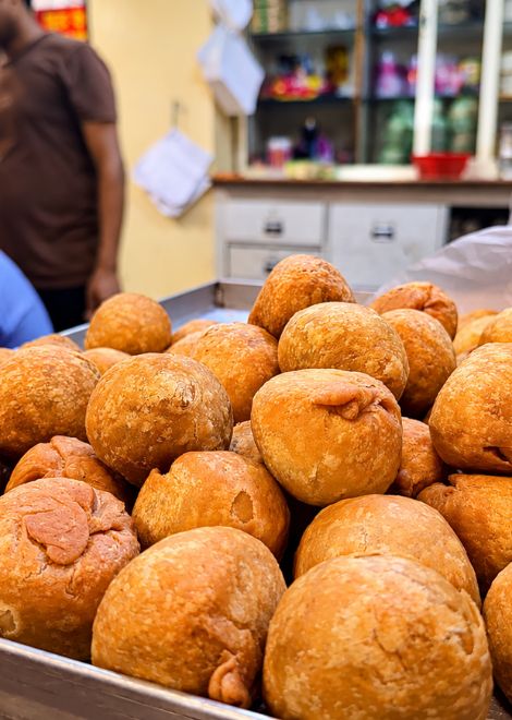 A tempting heap of golden kachoris, still warm from the kadai.