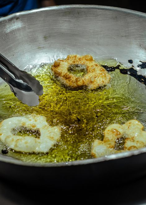 Watch pristiños turn crisp and golden in the fryer.