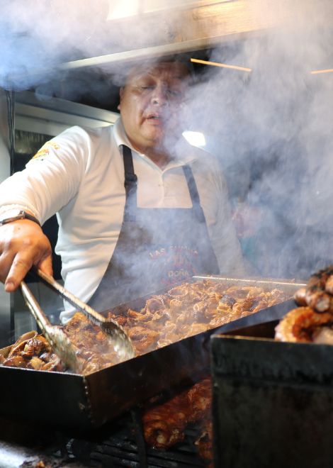 Andean street grills in La Floresta market