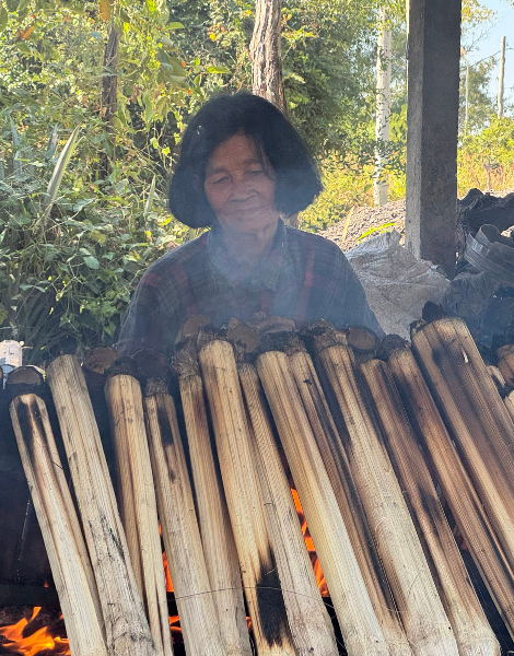 Witness the rarely seen art of traditional grilling bamboo sticky rice