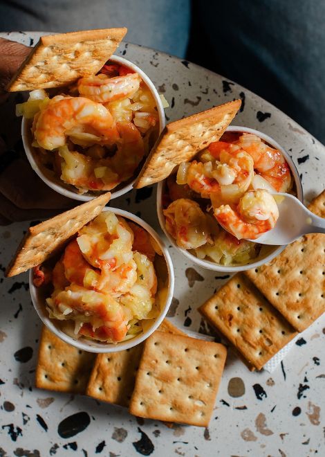 Cocktail de camarón paired with obligatory crackers. 