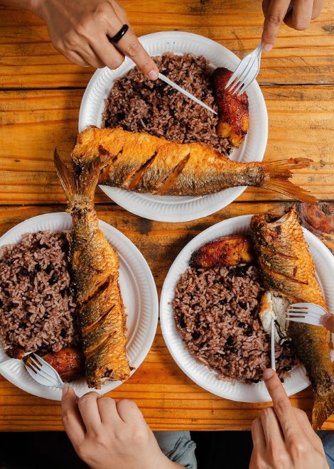 Pescado al ajillo, with coconut arroz con poroto y coco.