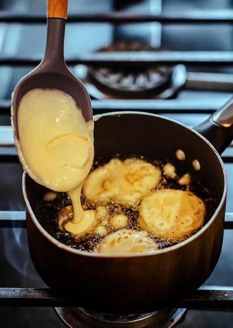 Watch sweet emborrajado de plátano turn golden in the fryer.