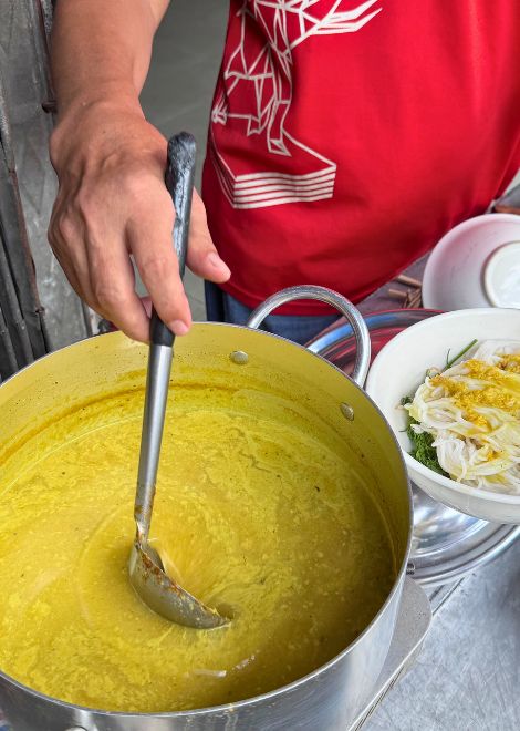 A Phnom Penh street vendor at work