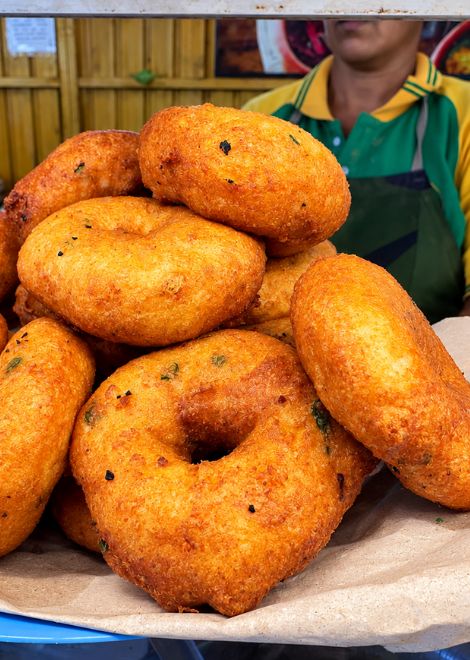 Crunch into freshly fried ulundu vadai, golden and fluffy within.