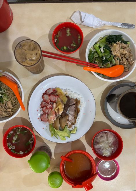 Discover the flavours of Glodok through 13+ authentic tastings.