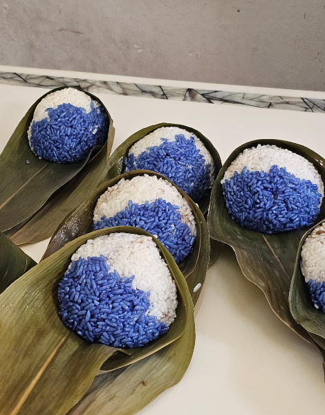 Find out what makes these glutinous rice dumplings blue