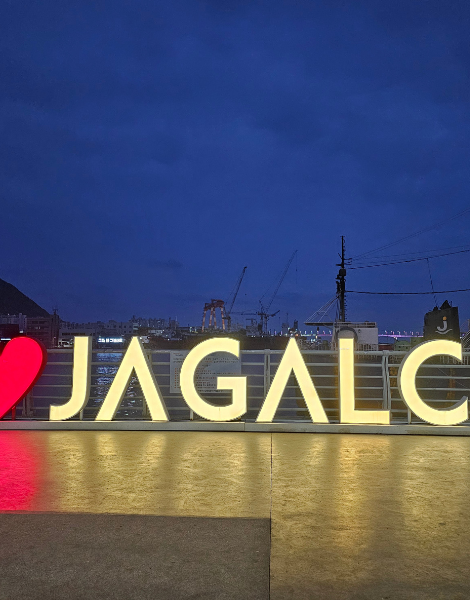 Stroll the harbourside as the night draws near