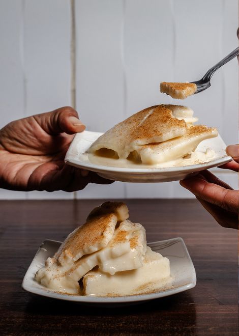 A refreshing scoop of queso helado, flavoured with cinnamon and coconut.
