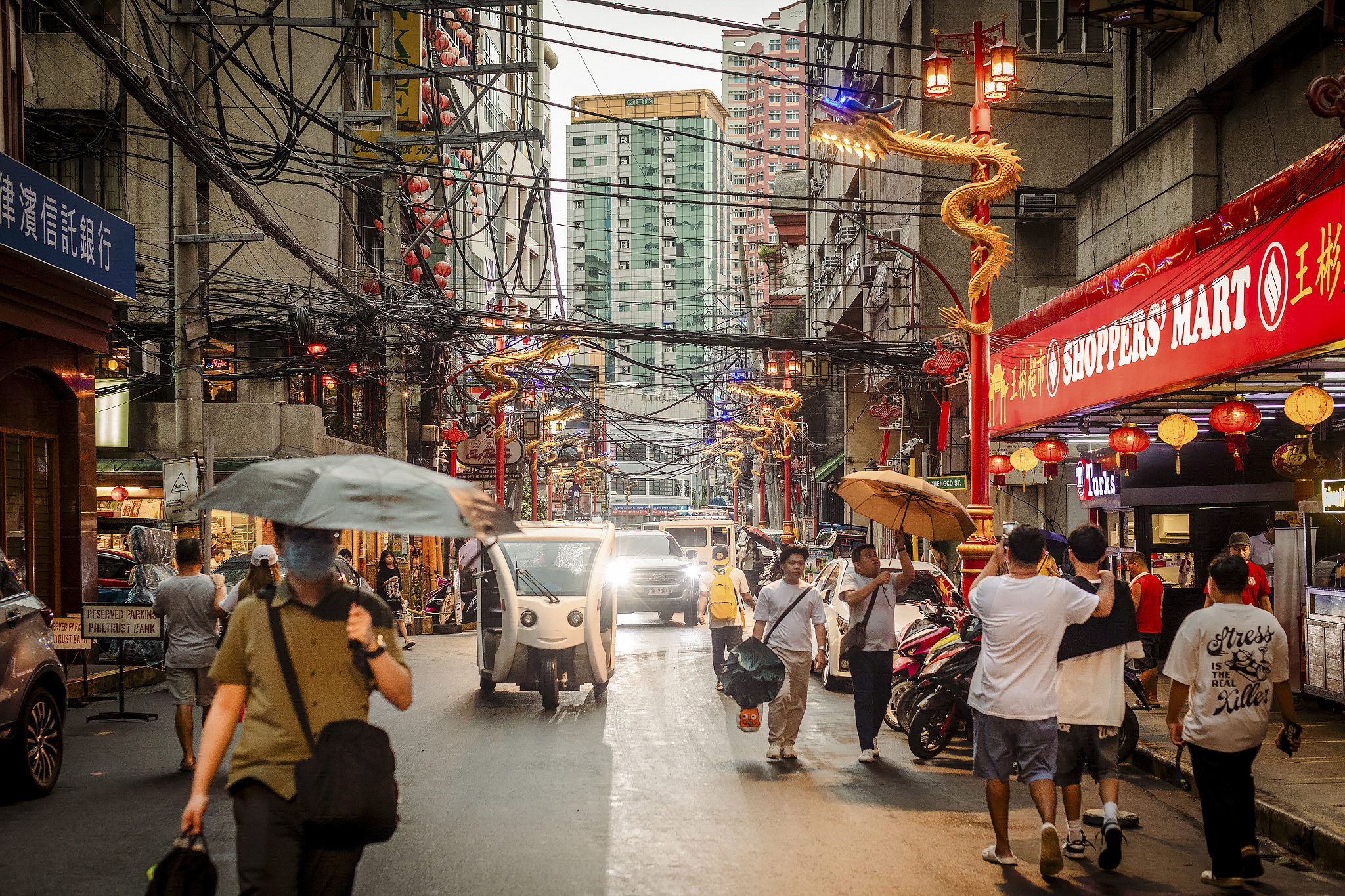 Dragon-clinging lamp-posts and spaghetti wires of Ongpin Street