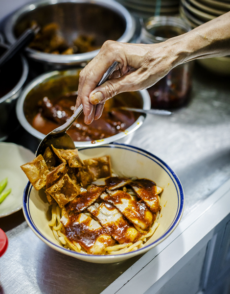 Don't miss Hoi An's speciality, cao lau noodles