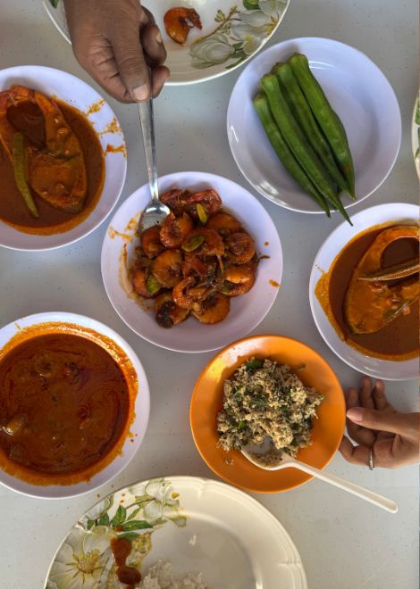 Bold, spice-laden nasi kandar curries poured over fragrant rice.