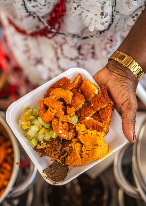 Fried acarajé with shrimps and vatapà